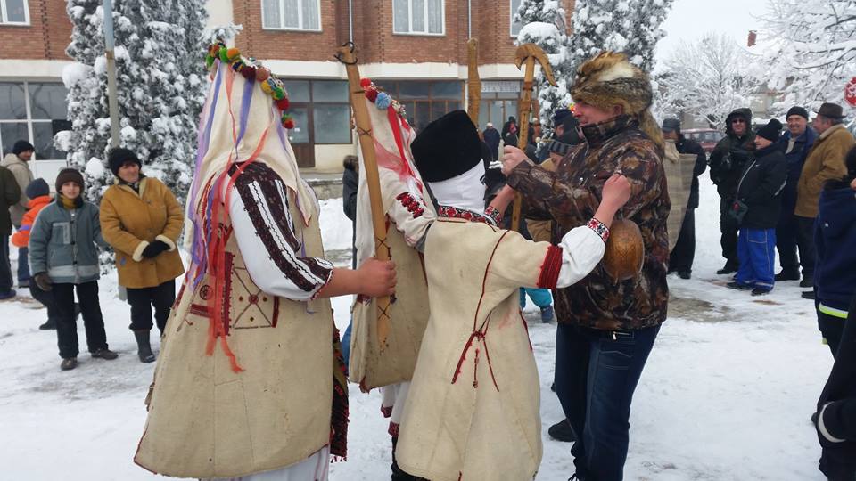 В най-студения ден за тази зима една стара традиция сгря сърцата на млади и стари в село Гиген