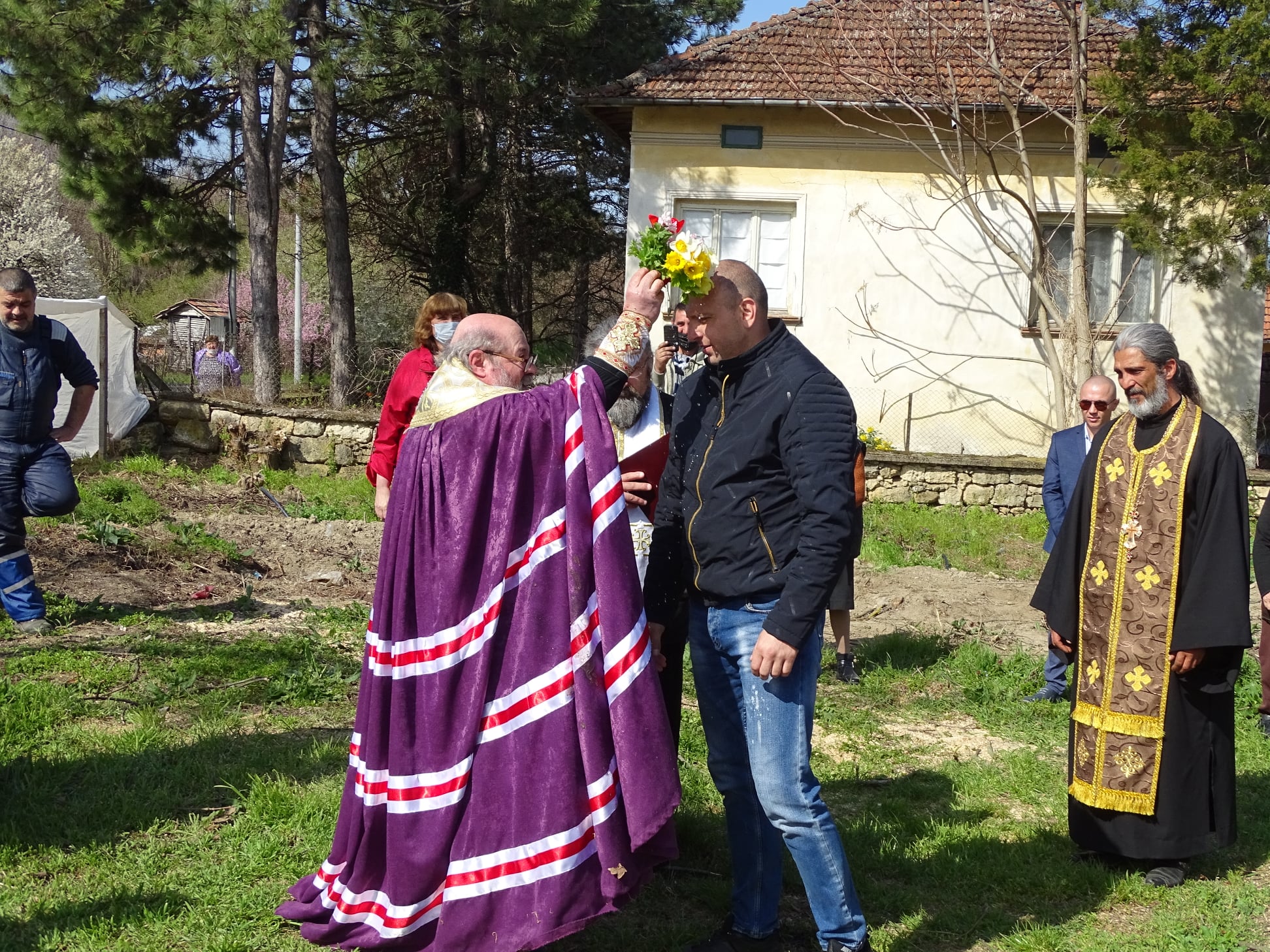 Великотърновският митрополит Григорий положи основният камък на параклиса „Св. Параскева“ в с. Искър