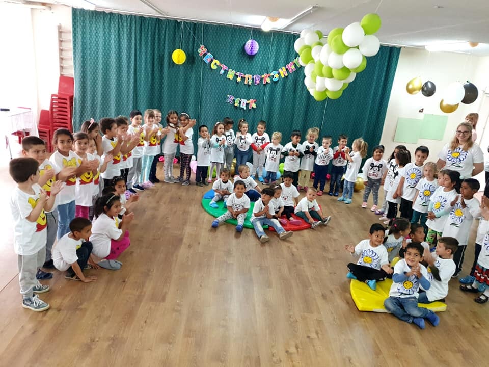 Празнично настроение в училища и детски градини