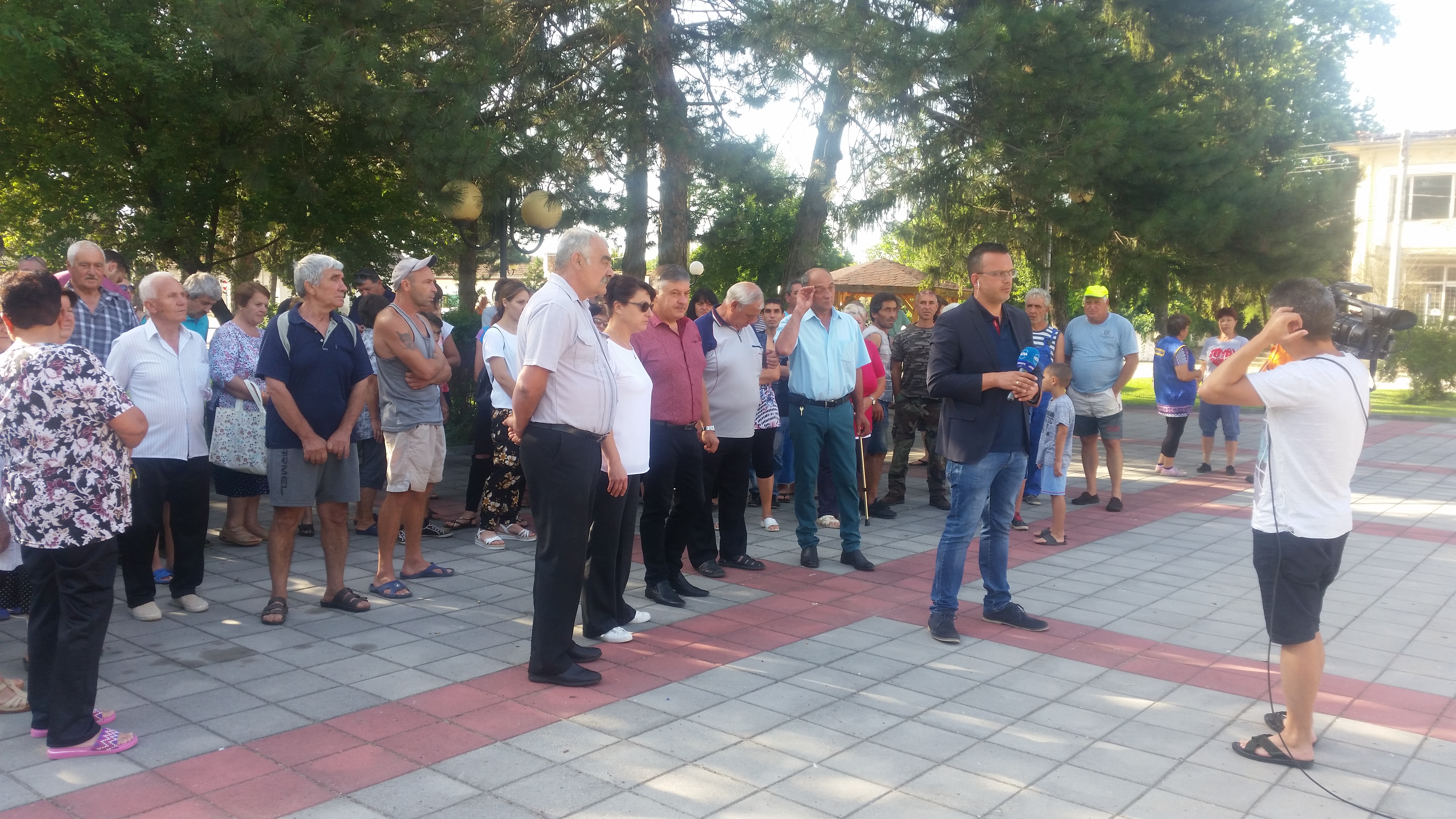 Хората и местната власт в община Гулянци търсят помощ от държавата в борбата с комарите