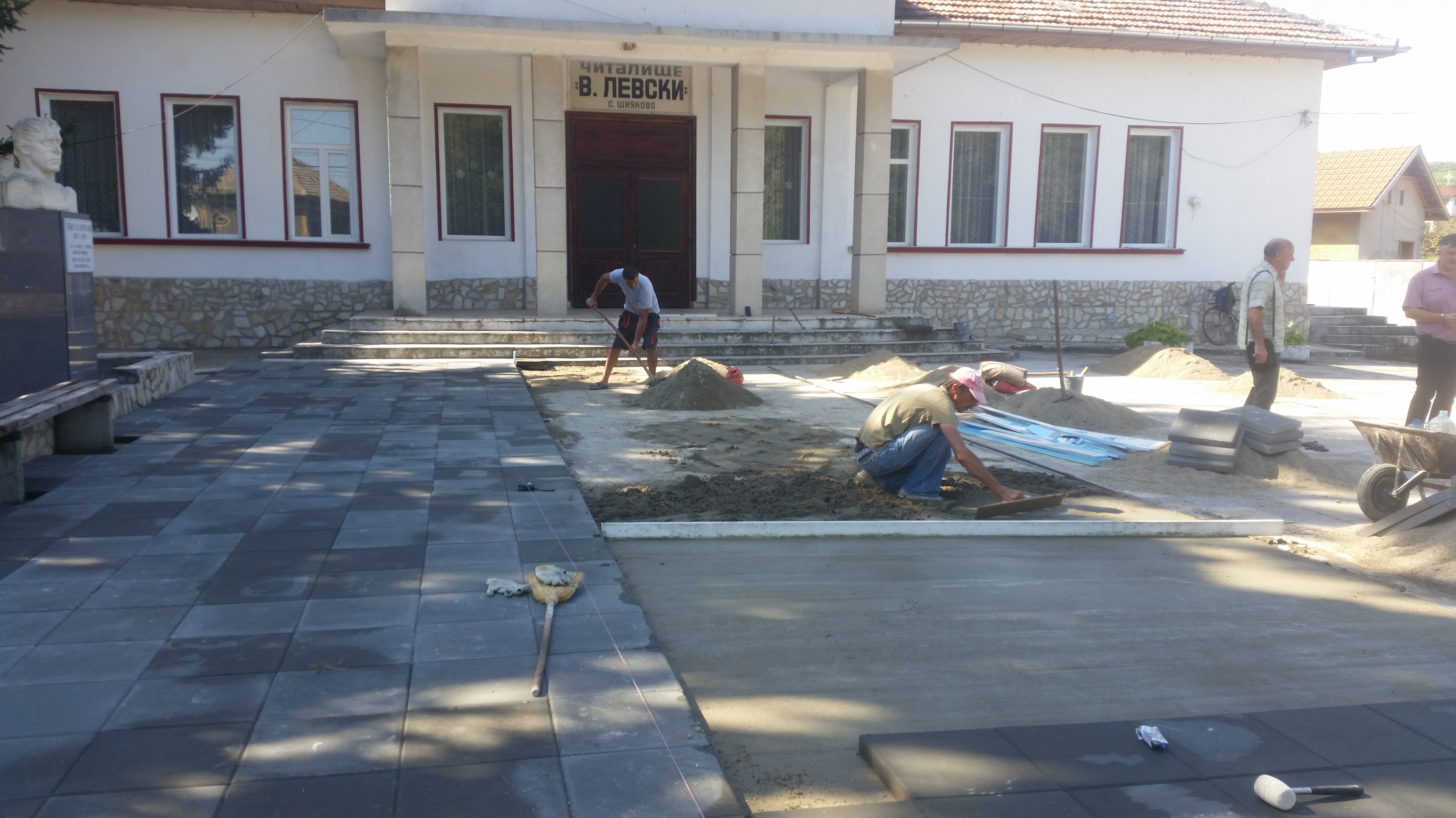 Община Гулянци ремонтира площада в село Шияково