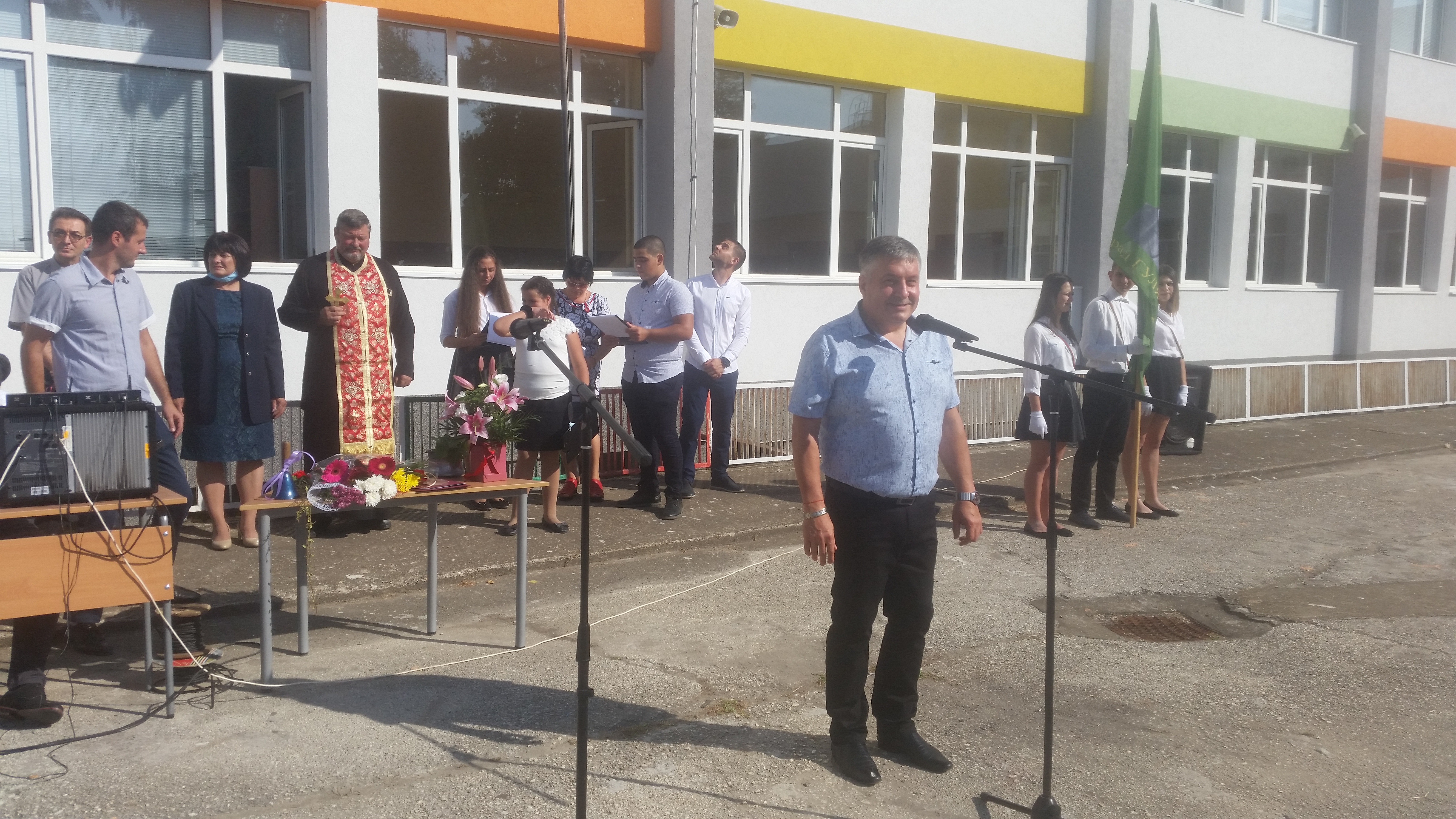 Първият учебен ден в община Гулянци – цветя, усмивки и вълнения