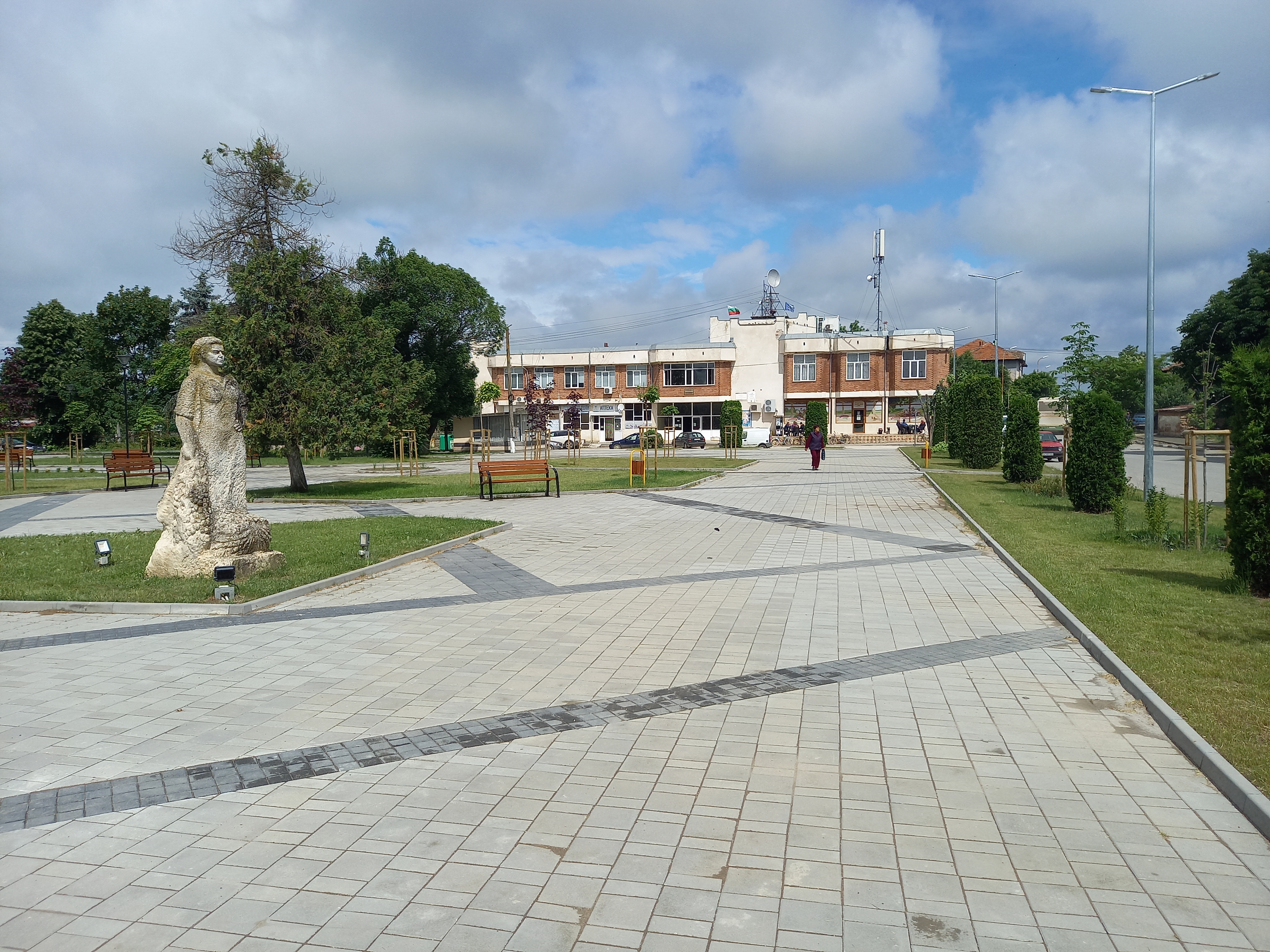 Обновеният площад в Гулянци