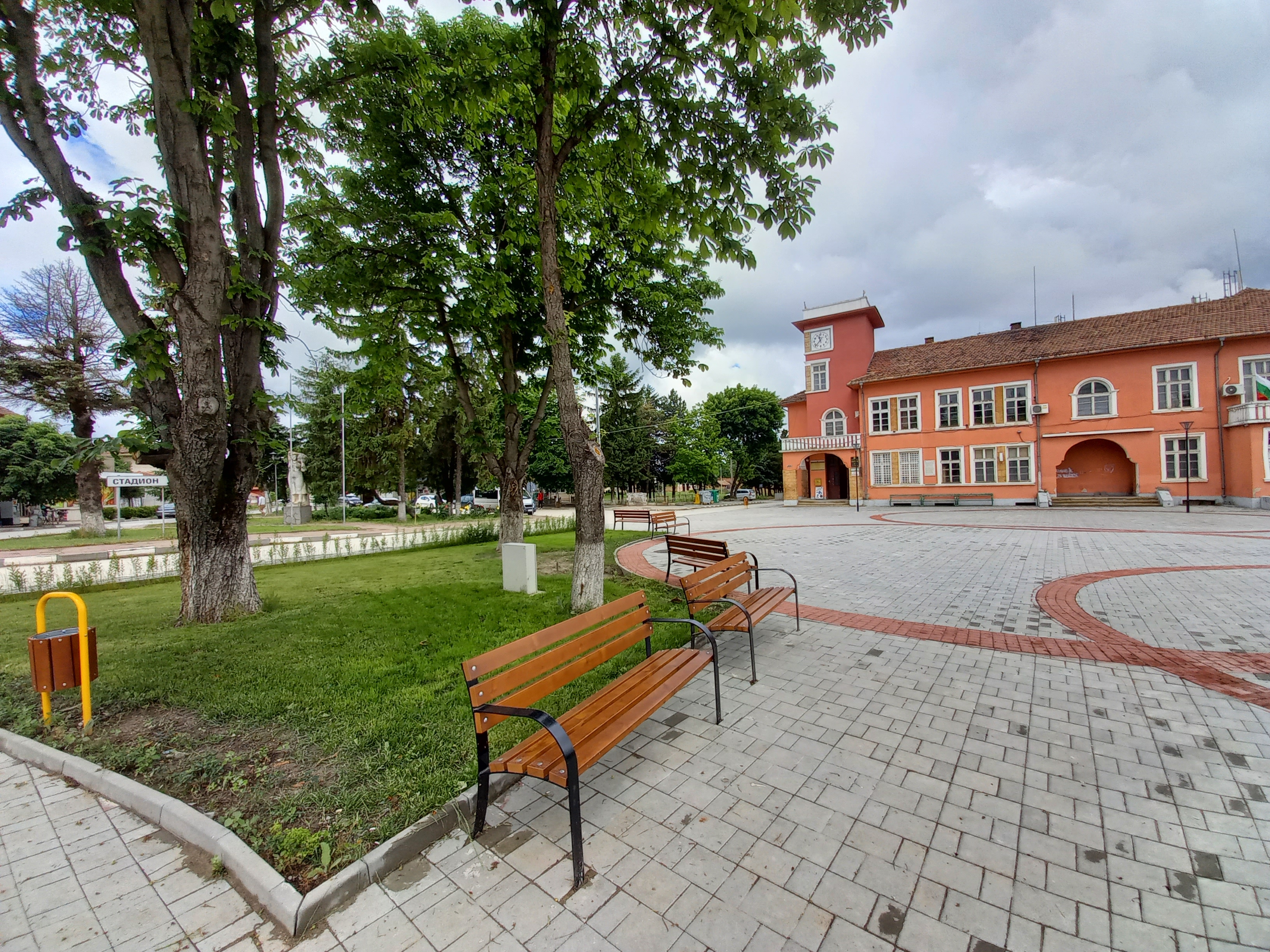 Площадът и сградата на общината