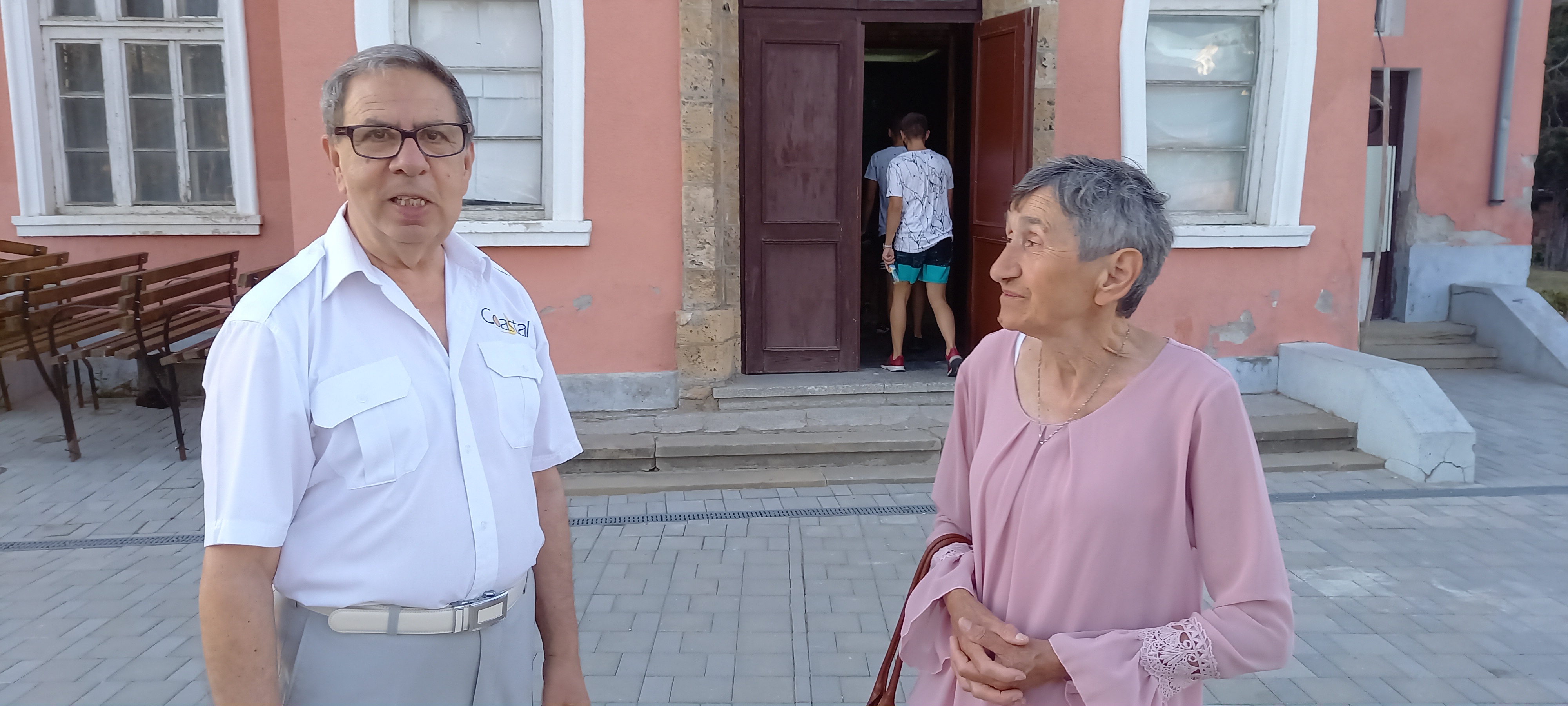 Книгите „Да се знаят, да се помнят“ и „Лъч от светулка“ – реалната и поетичната памет на село Брест