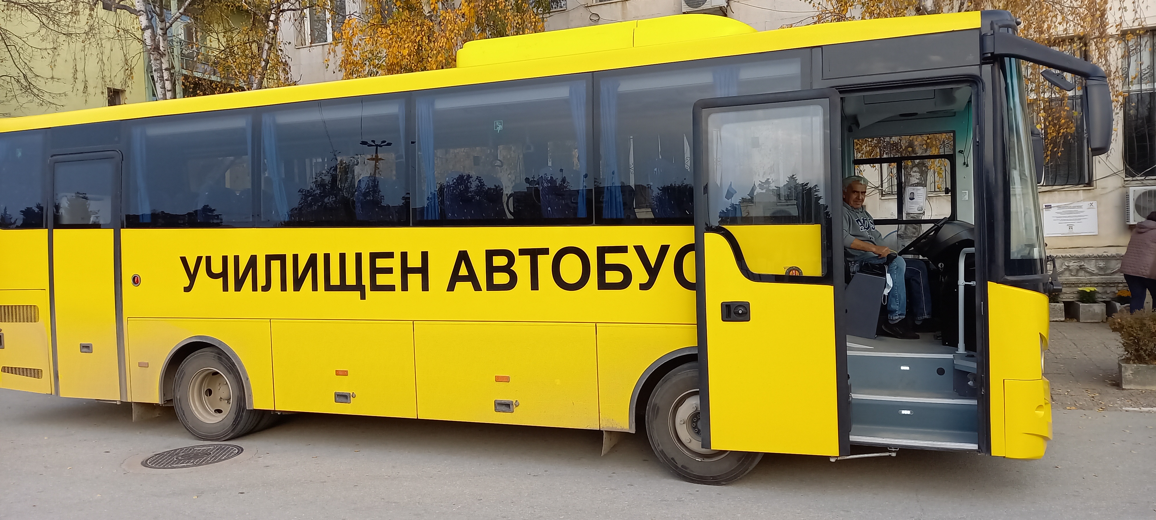 Община Гулянци получи от Министерството на образованието и науката нов училищен автобус