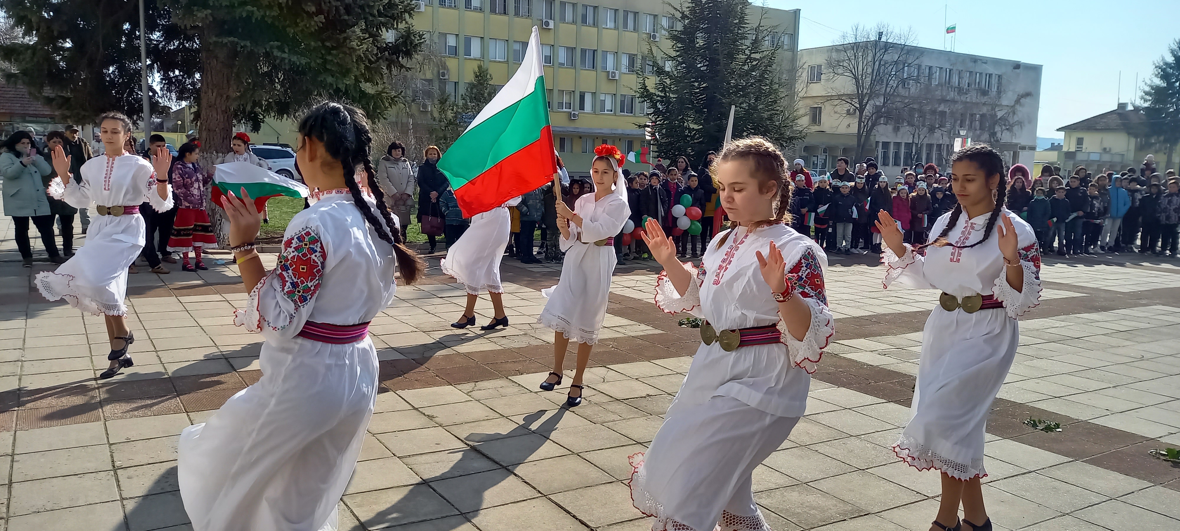 Община, училище и читалище честваха заедно Трети март в Гулянци