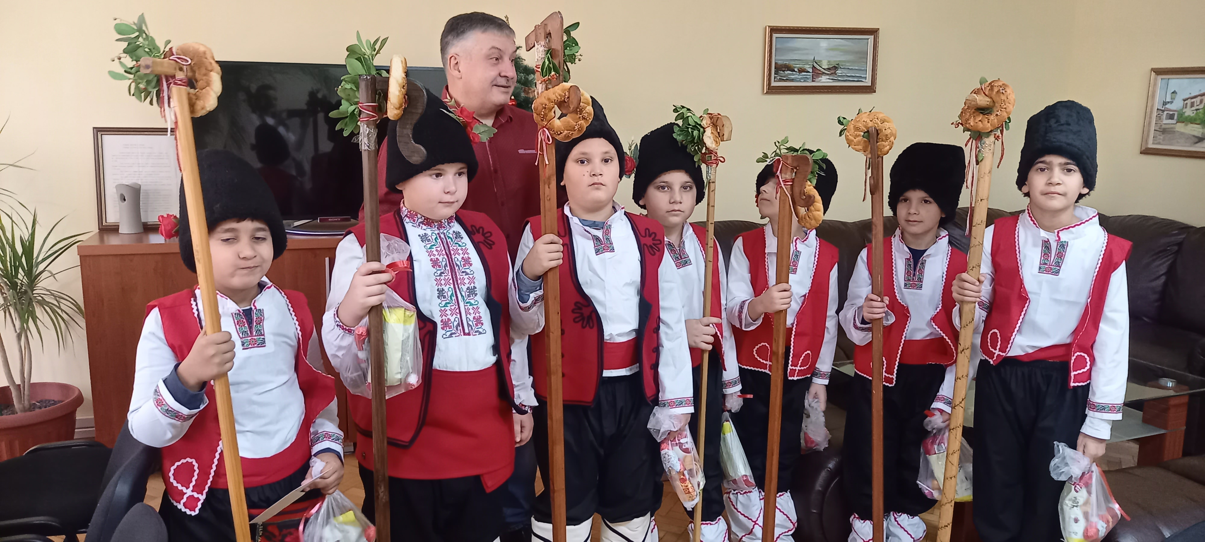 Светли, уютни и весели празници, уважаеми жители на община Гулянци!!