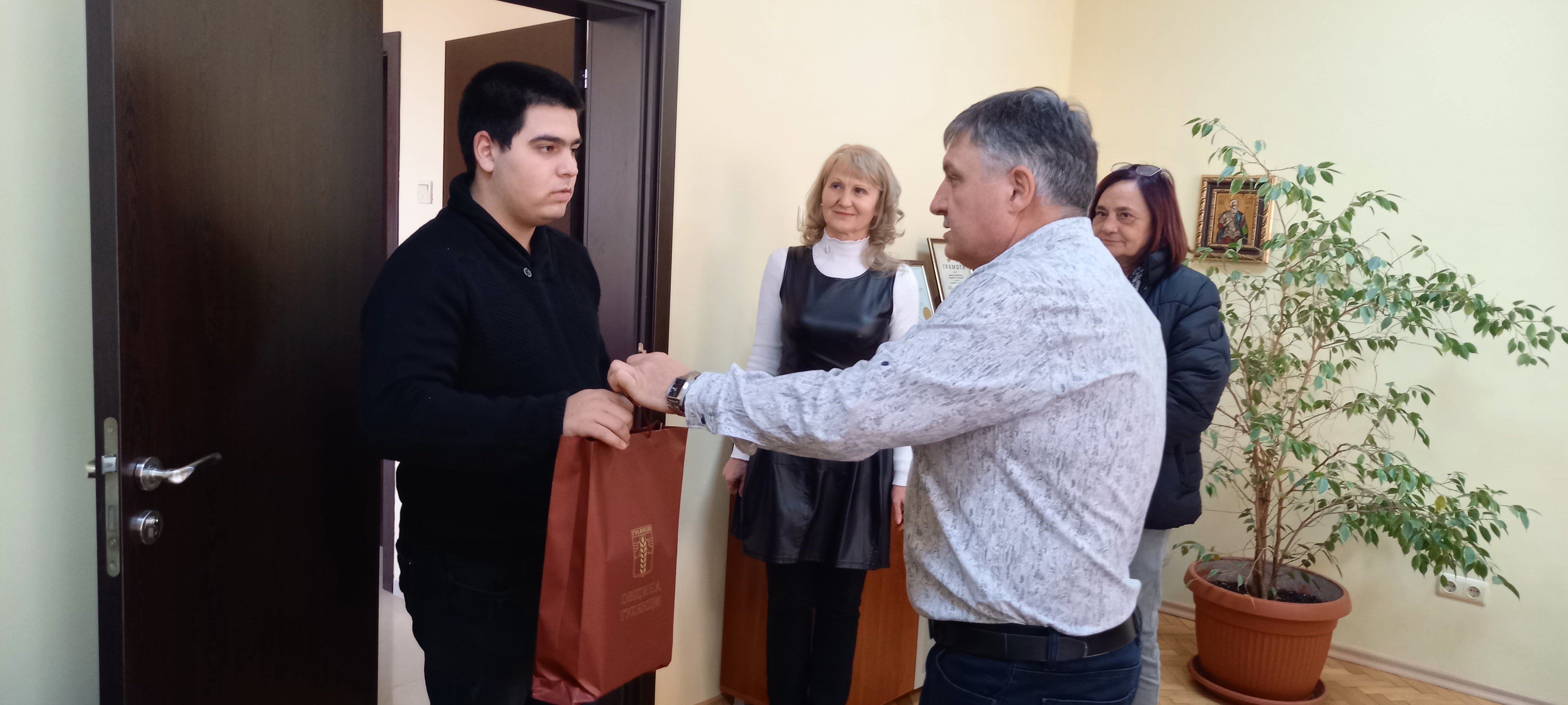 Кметът на общината награди ученик от СУ „Хр. Смирненски“ гр. Гулянци за успешното му представяне в национален конкурс за