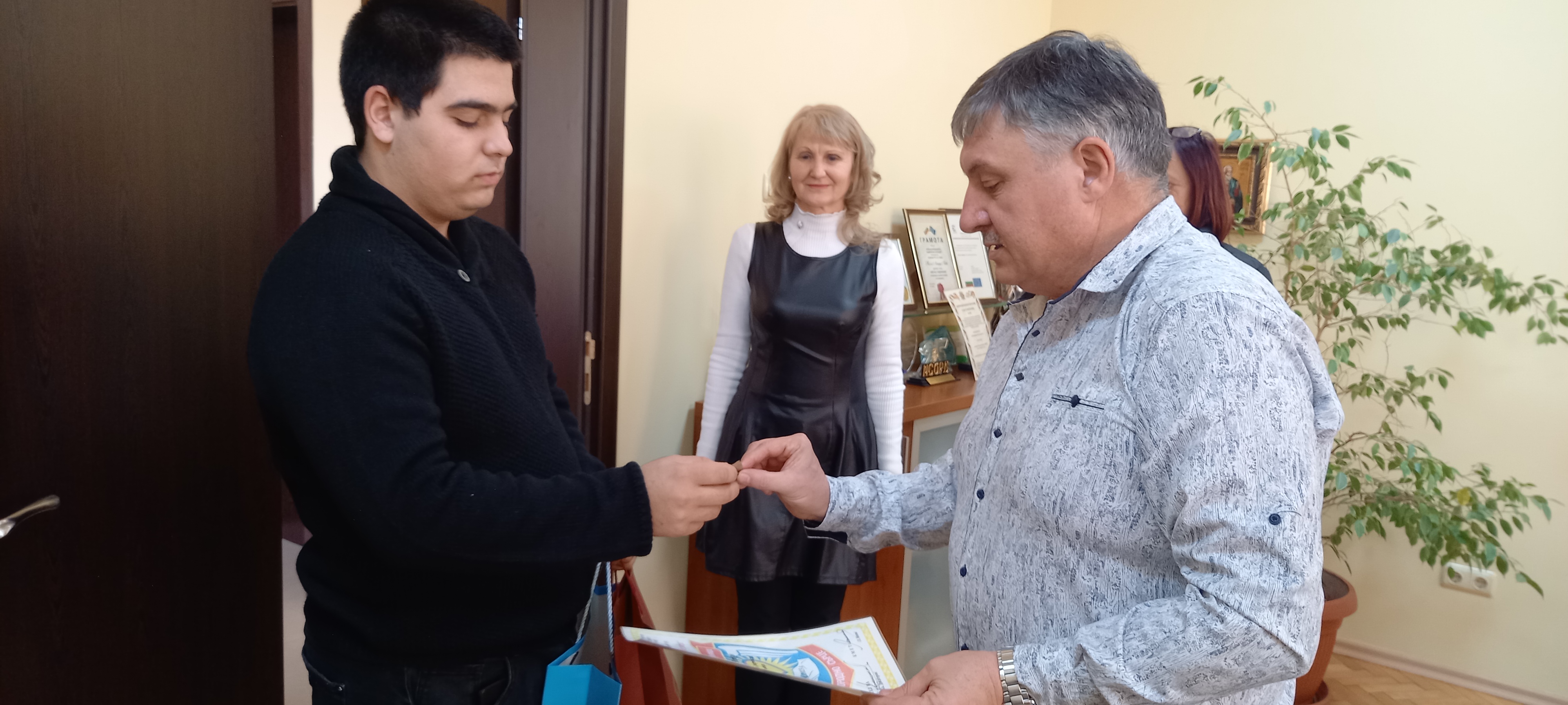 Кметът на общината награди ученик от СУ „Хр. Смирненски“ гр. Гулянци за успешното му представяне в национален конкурс за