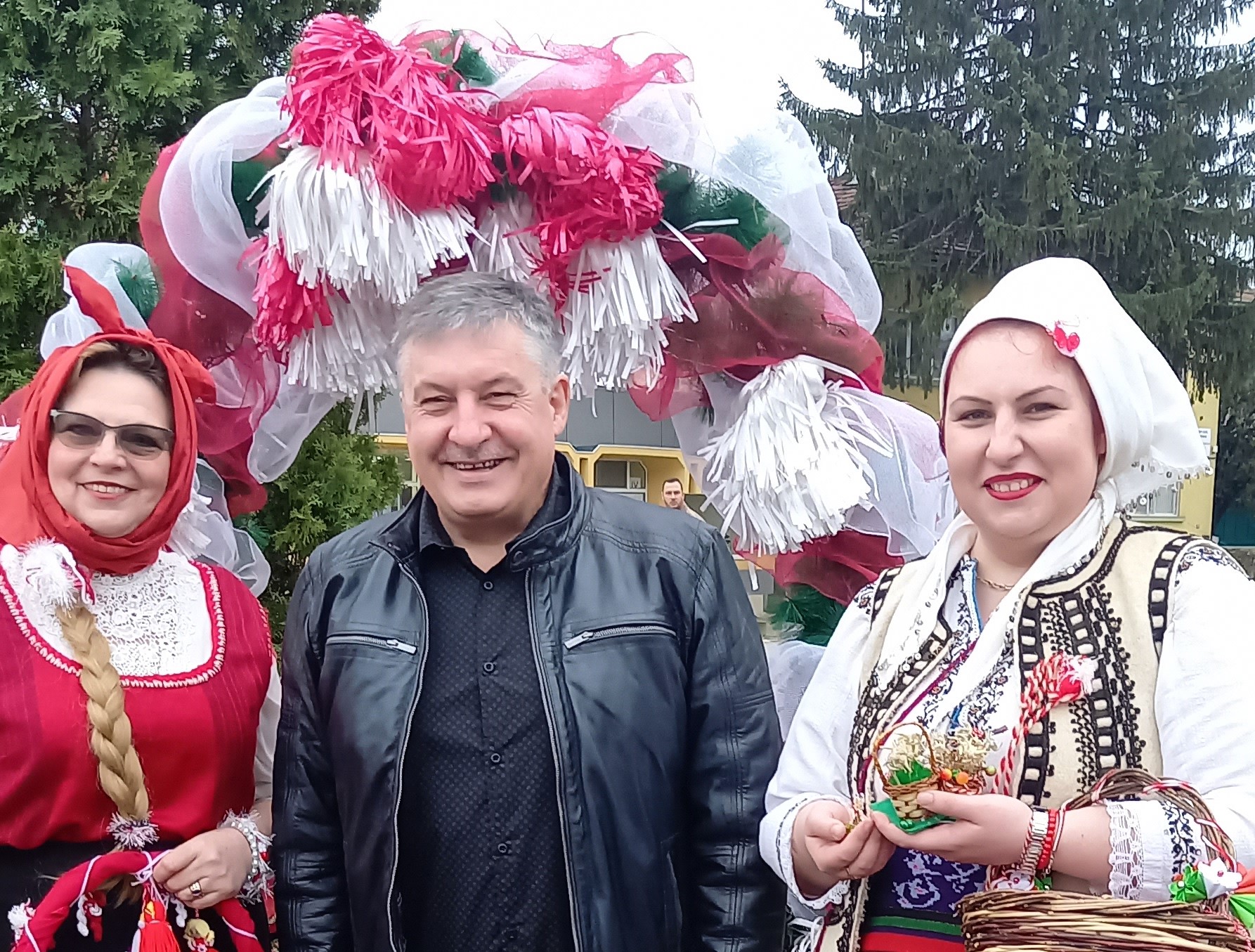 Баба Марта (на квадрат) раздаде мартенички и усмивки на малки и големи