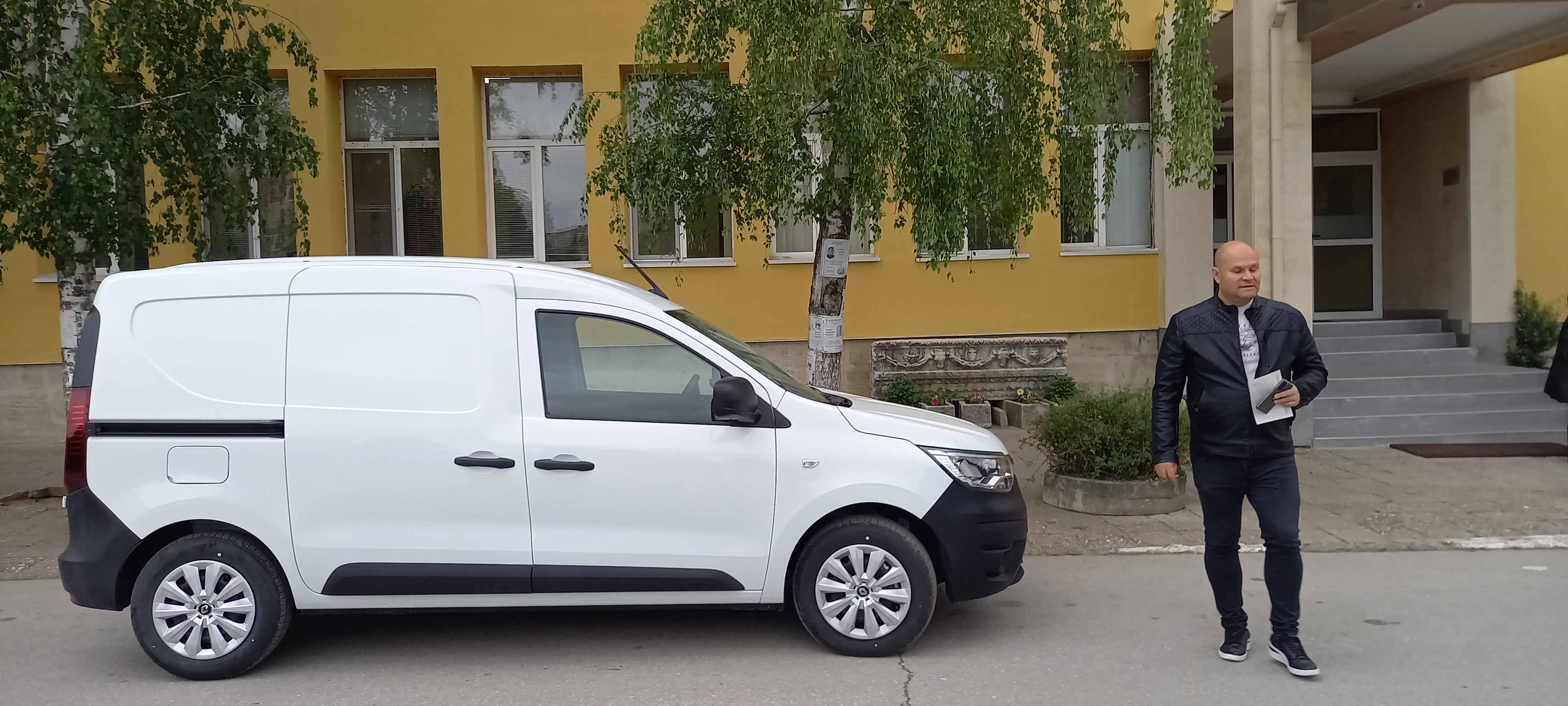 Община Гулянци с нов автомобил за разнос на храна
