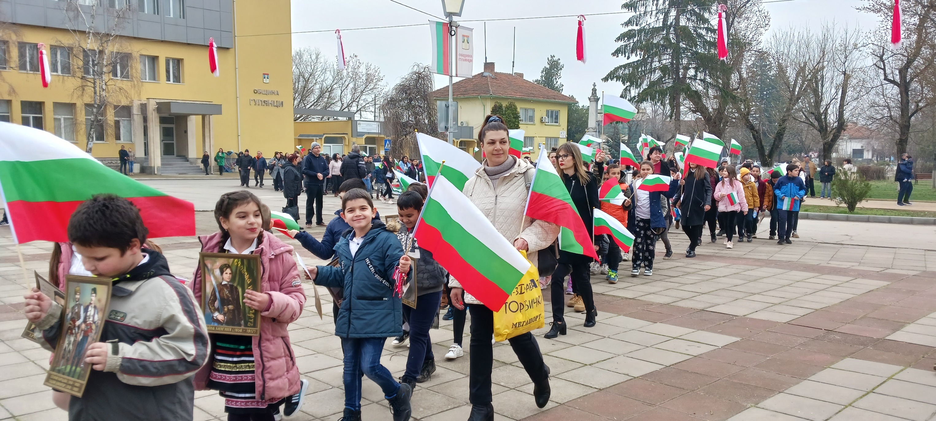 Трети март в град Гулянци