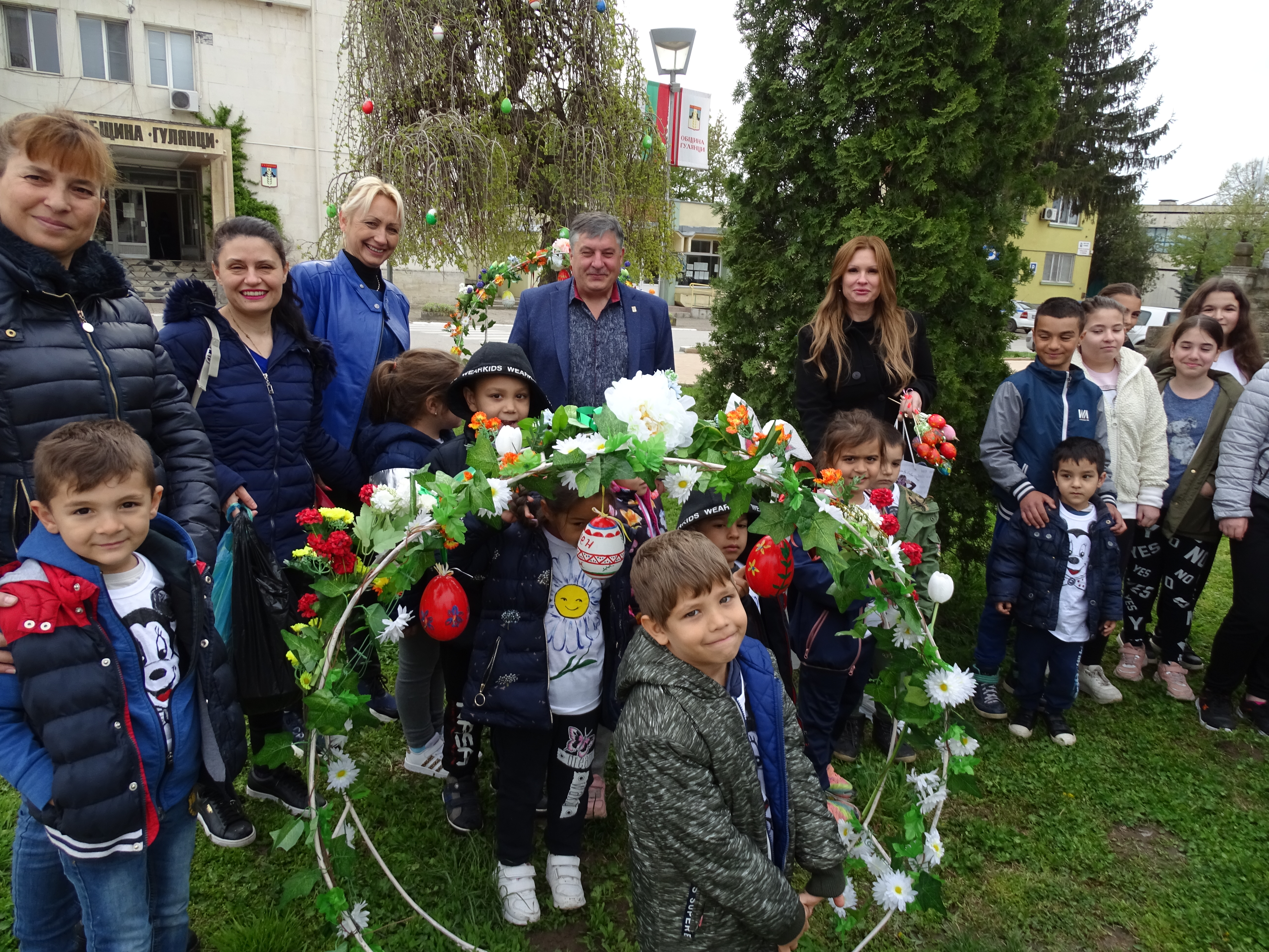 Децата на Гулянци дариха усмивки и пъстри великденски яйца на самотни възрастни хора