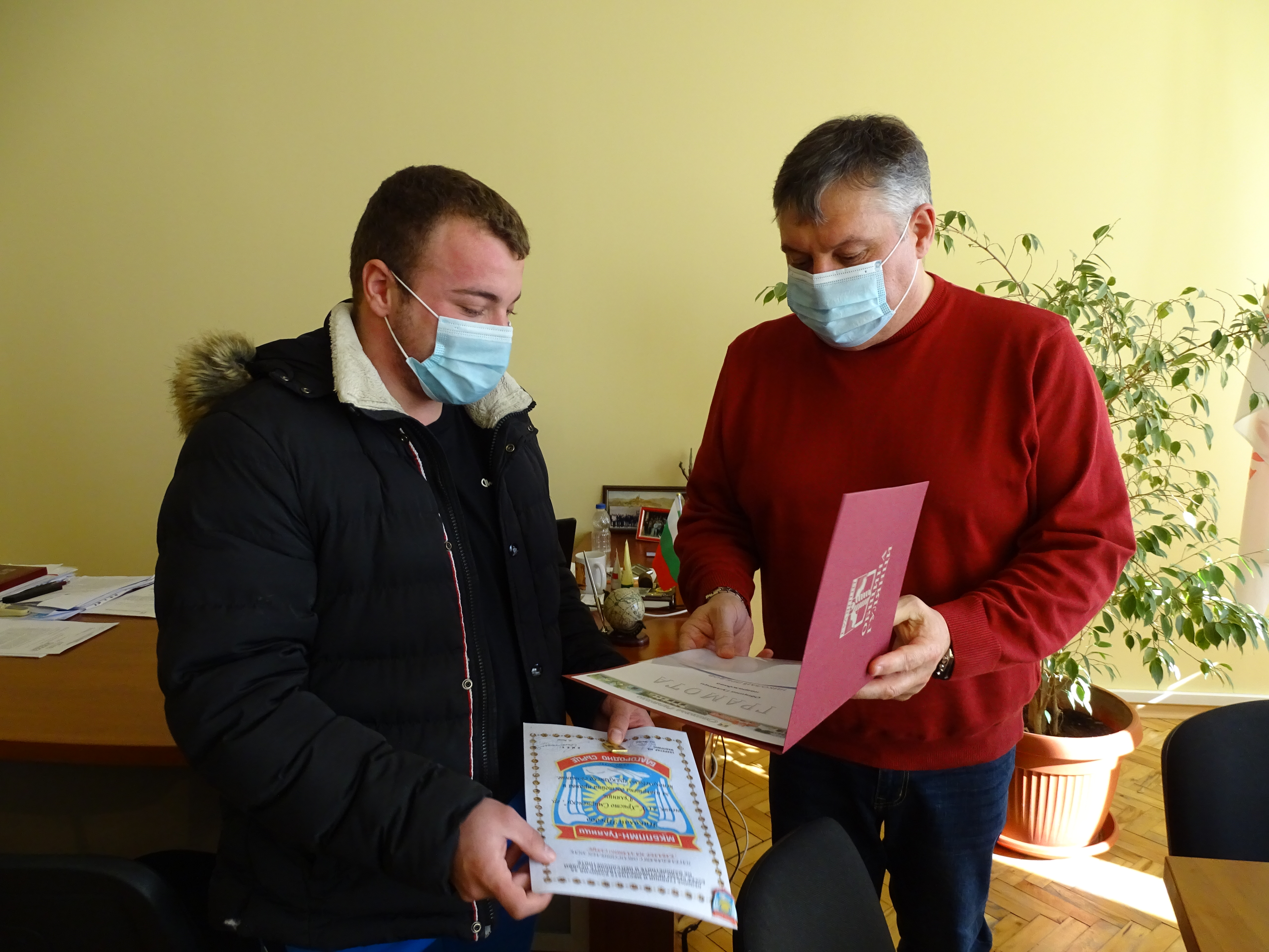 18-годишният Николай Предов от Гулянци беше награден за достойната си постъпка с почетна значка и отличие „Кавалер на зл