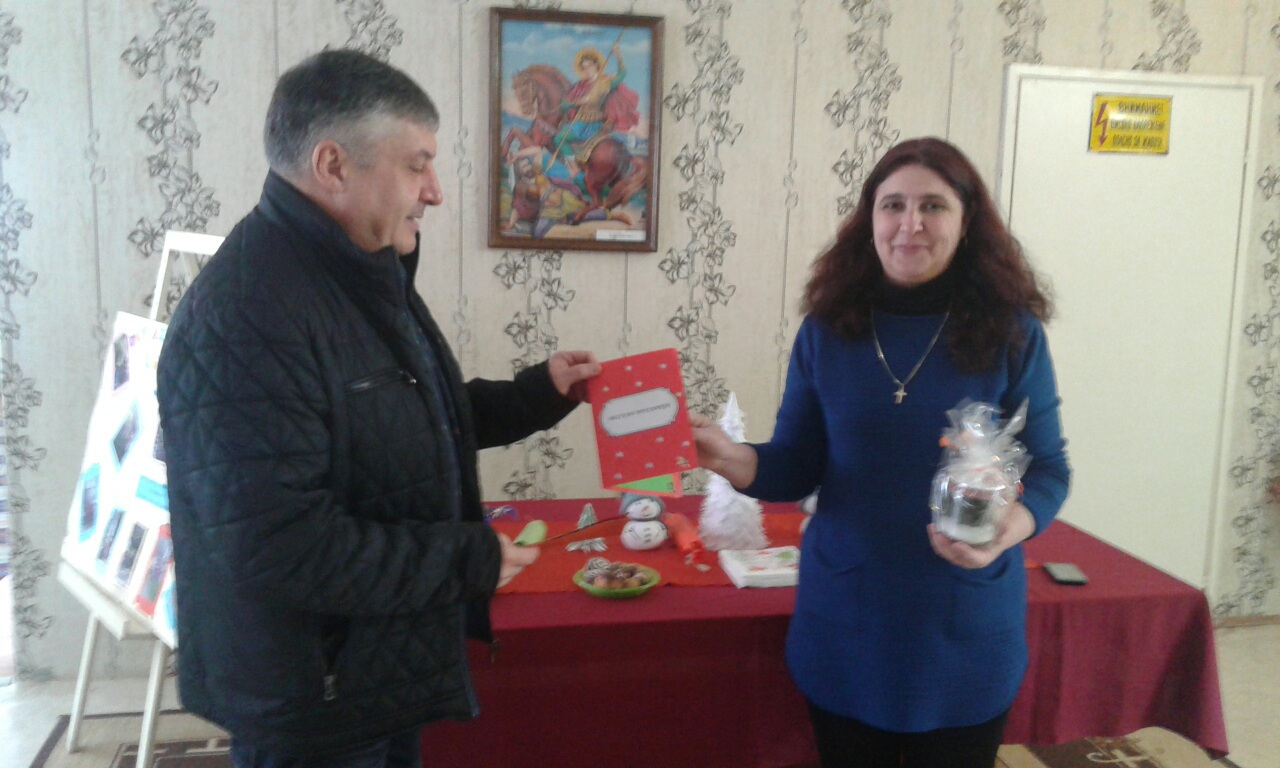 Кметът на община Гулянци зарадва децата от детските градини с коледни подаръци