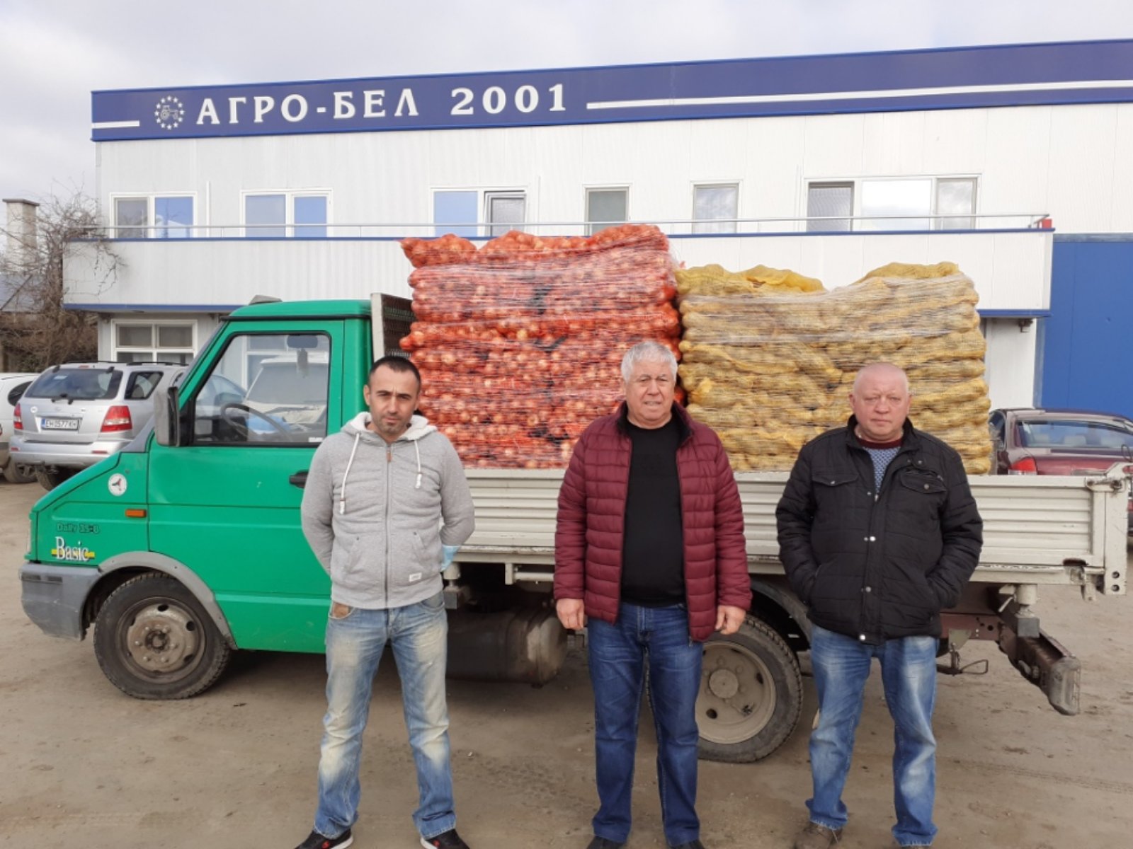 Семейства в нужда от община Гулянци получиха дарение в навечерието на празниците