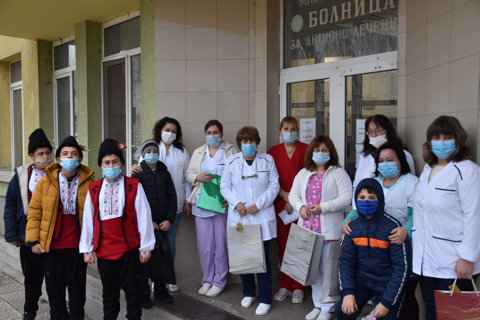 Ученици от СУ „Христо Смирненски” гр. Гулянци казаха „Благодаря!” на медицинските работници от общинската болница и спеш
