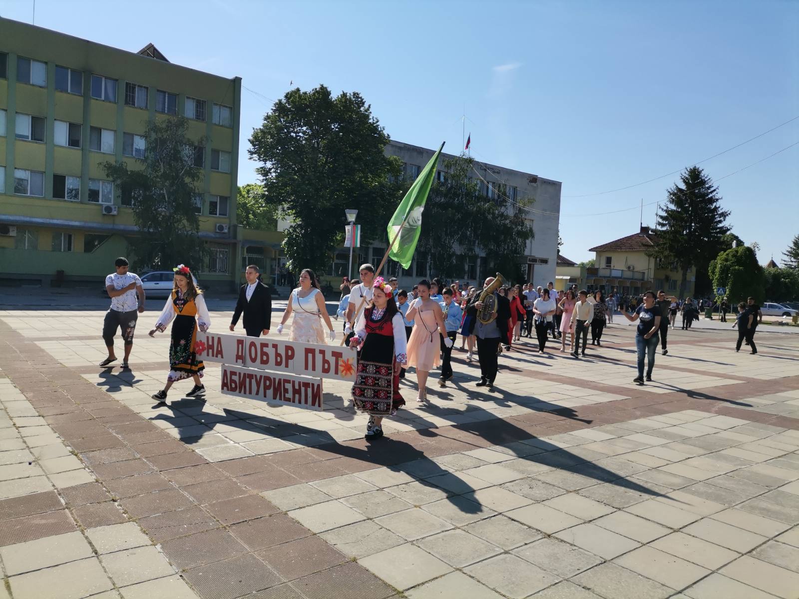 Гулянската гимназия изпрати своите абитуриенти с вълнуващо тържество