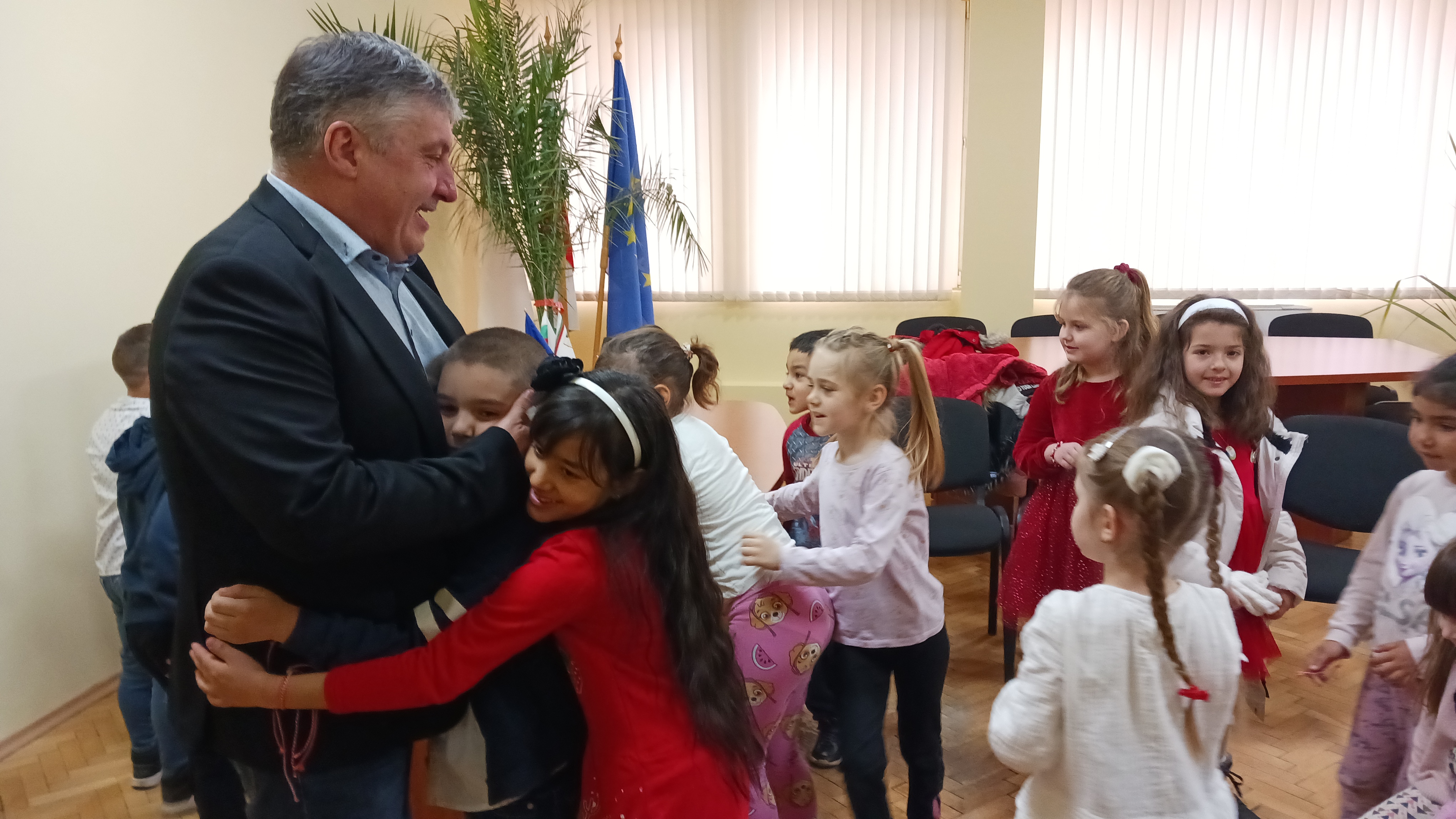 Община Гулянци посрещна скъпи гости на 1 март и дари с мартенички всички деца и ученици