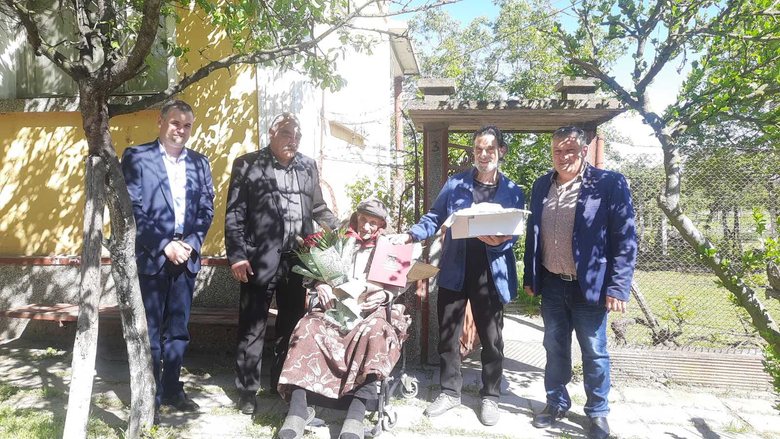 За 100 годишния дядо Иван от Гиген тайната на дълголетието е в труда и каничката домашно червено вино